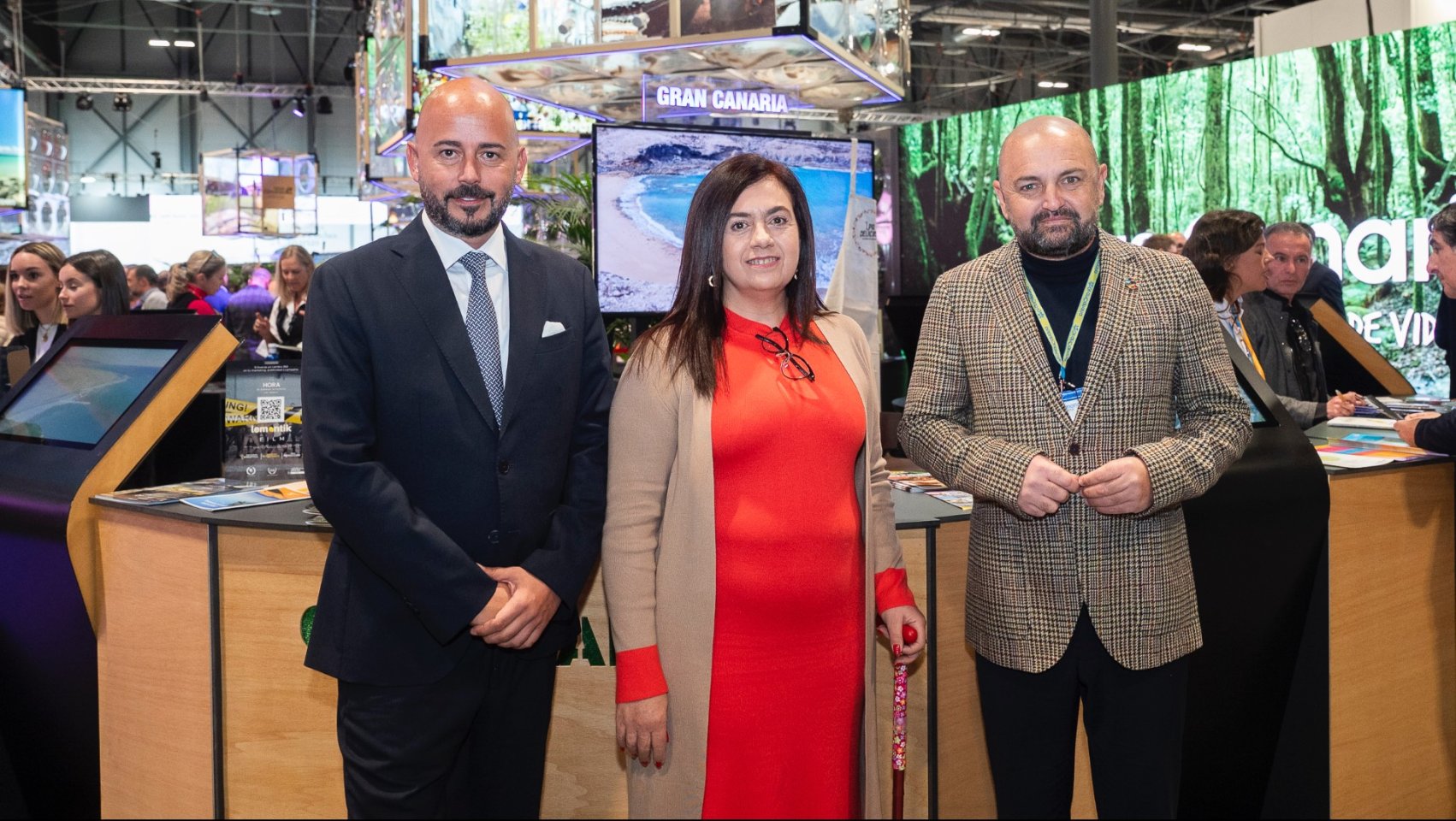 Carlos Álamo con los responsables de la Cadena AR Hotels. Edith Martell y Giorgio Ascalese