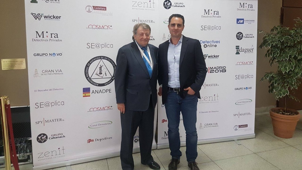 El detective José Pimentel con Hervé Falciani en un acto en 2018