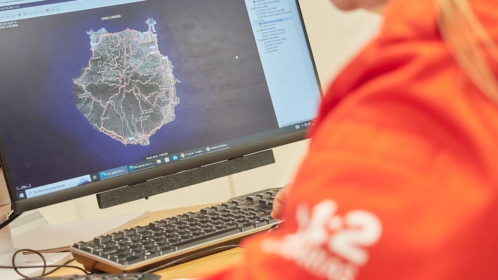 Un herido grave tras caer su coche por un desnivel de seis metros en San Bartolomé de Tirajana