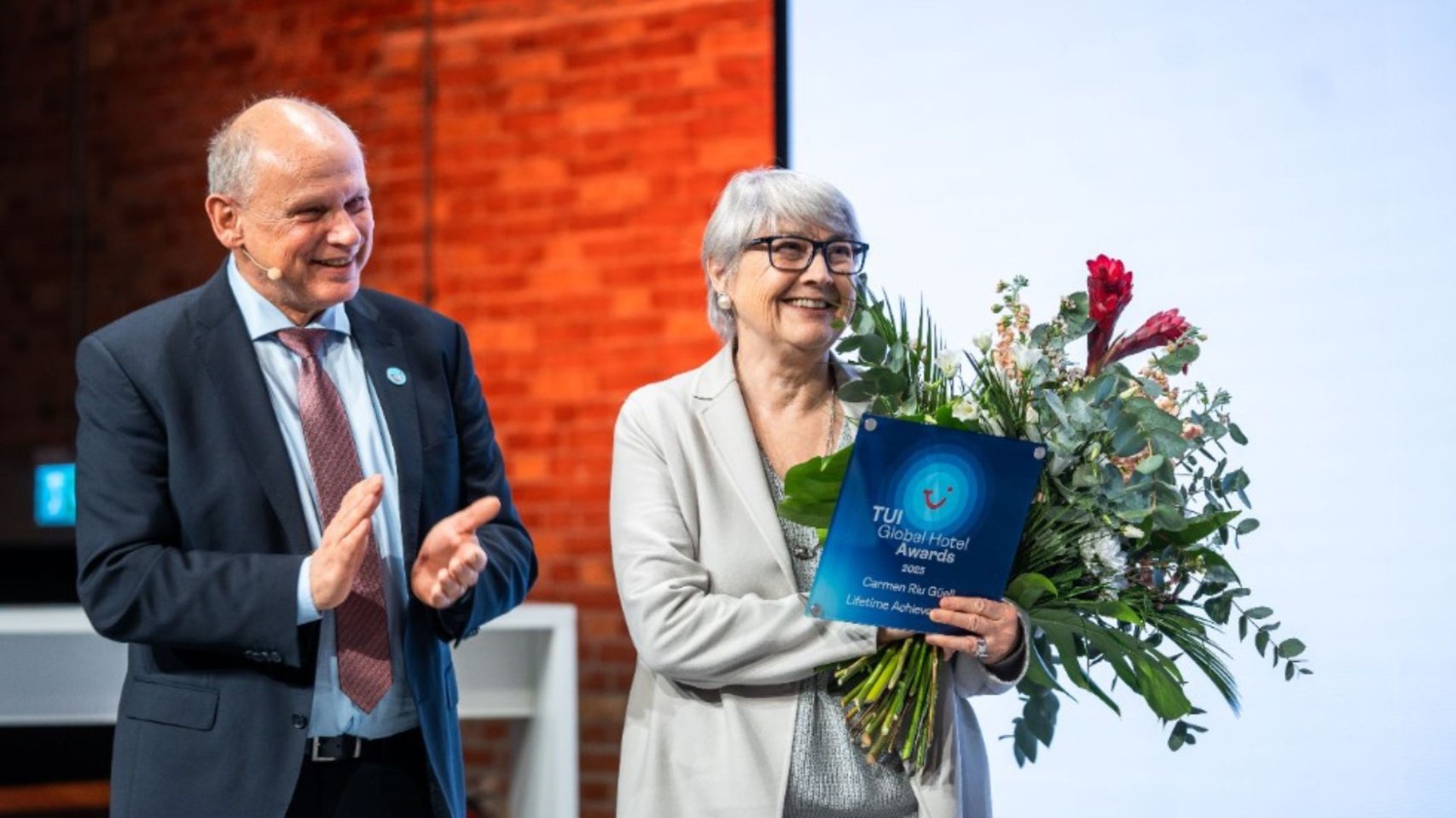 Sebastian Ebel, CEO de TUI Group, felicita a Carmen Riu tras otorgarle el galardón TUI Lifetime Achivement