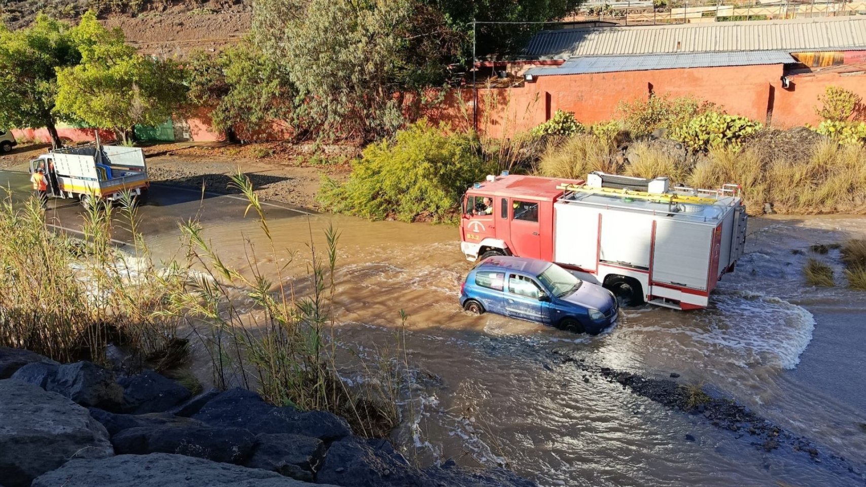 La crecida de los barrancos incomunica Los Palmitos, Lomo Gordo y Lomo Perera en San Bartolomé de Tirajana