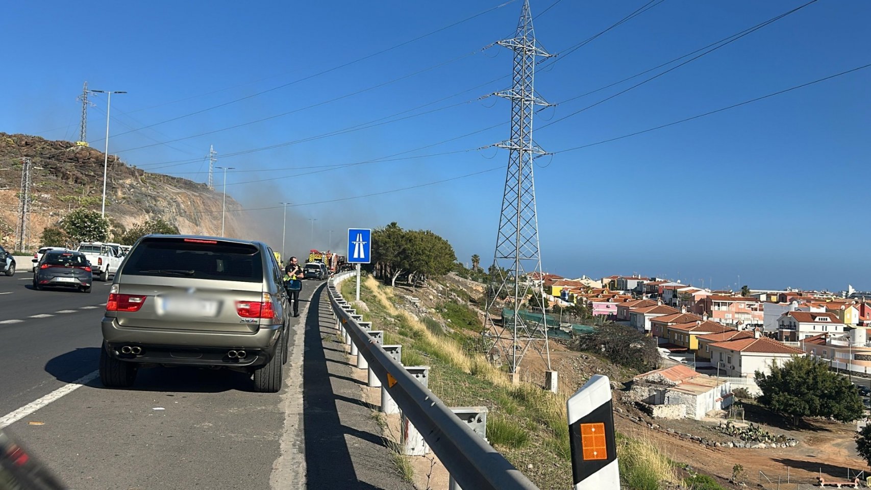 Incendio de guagua de Global en la GC-1 a la altura de Maspalomas moviliza a bomberos en San Bartolomé de Tirajana