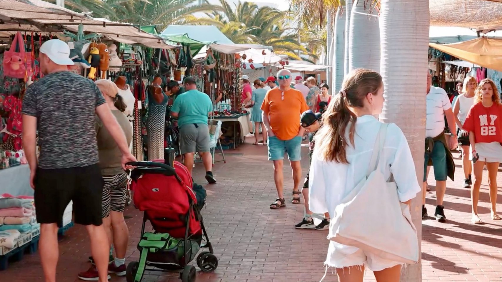 El mercadillo de Playa del Inglés impulsa la experiencia de compra presencial y refuerza la vida social local