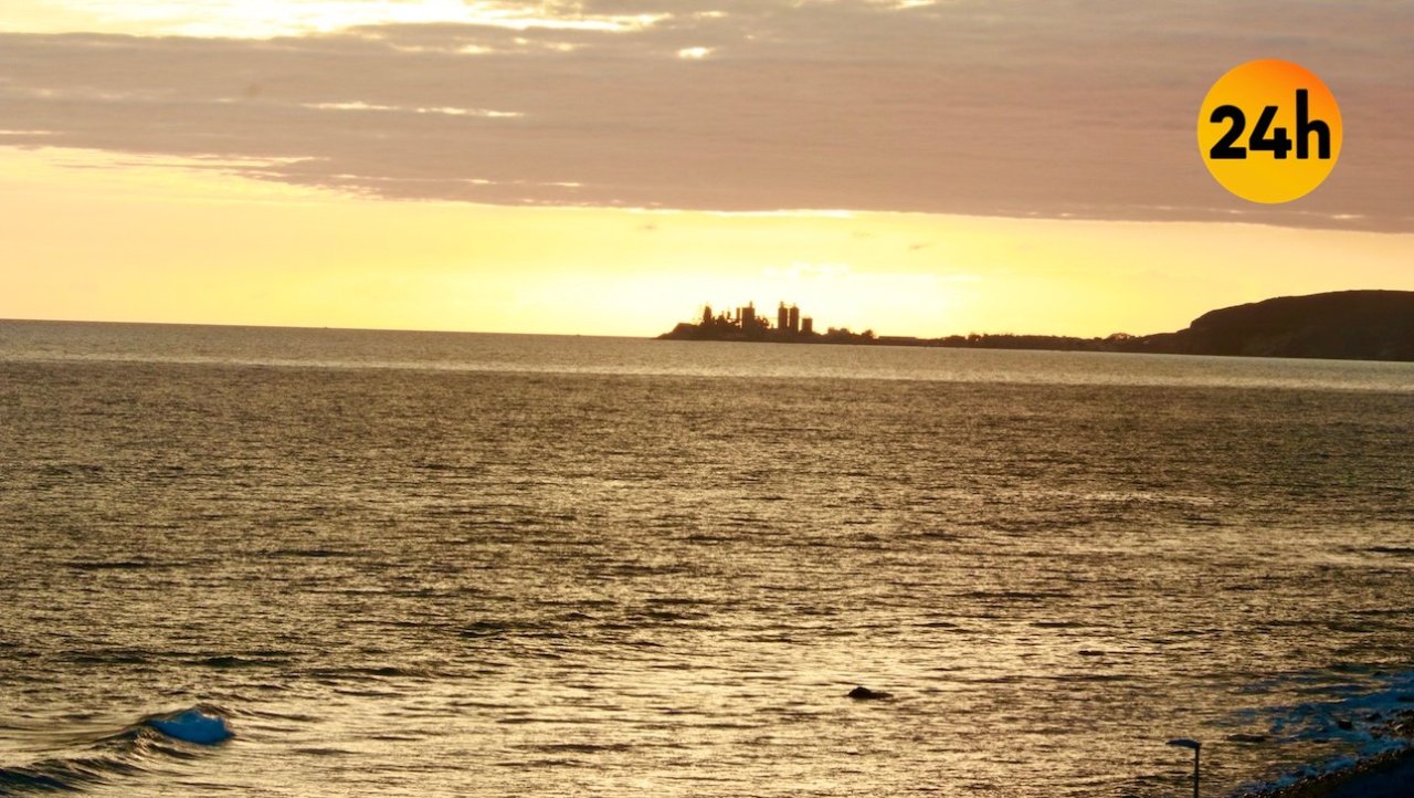 Foto: Maspalomas24h, realizada desde el Faro de Maspalomas al atardecer. Al fondo la Fabrica de Cemento de Santa Águeda