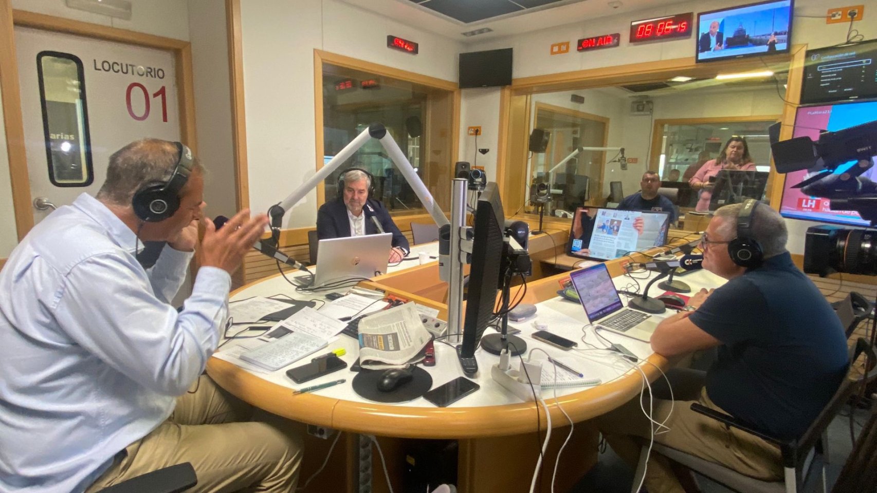 Programa en la Radio Autonómica Canaria en el Edificio Mapfre de Las Palmas cuando Mañaricúa denunciaba el tratamiento que le daba Ser Las Palmas, ubicada en la planta superior de ese inmueble