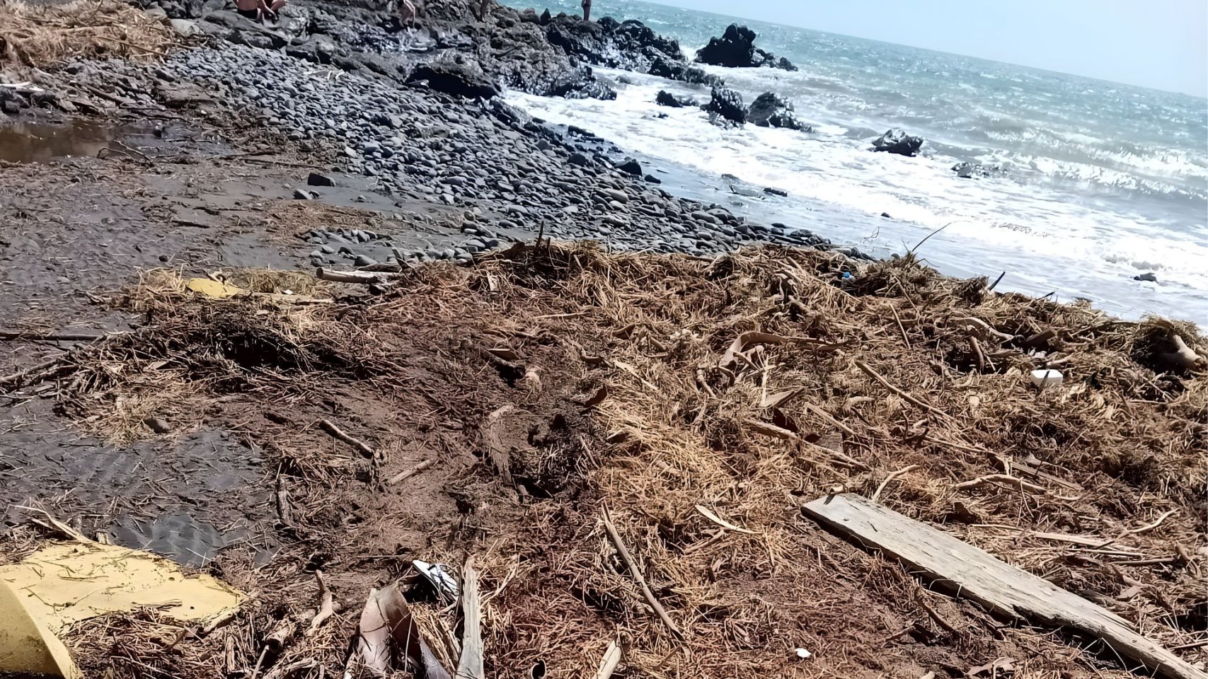 Playa del Águila en San Bartolomé de Tirajana acumula residuos tras el paso de la borrasca Therese en el sur de Gran Canaria