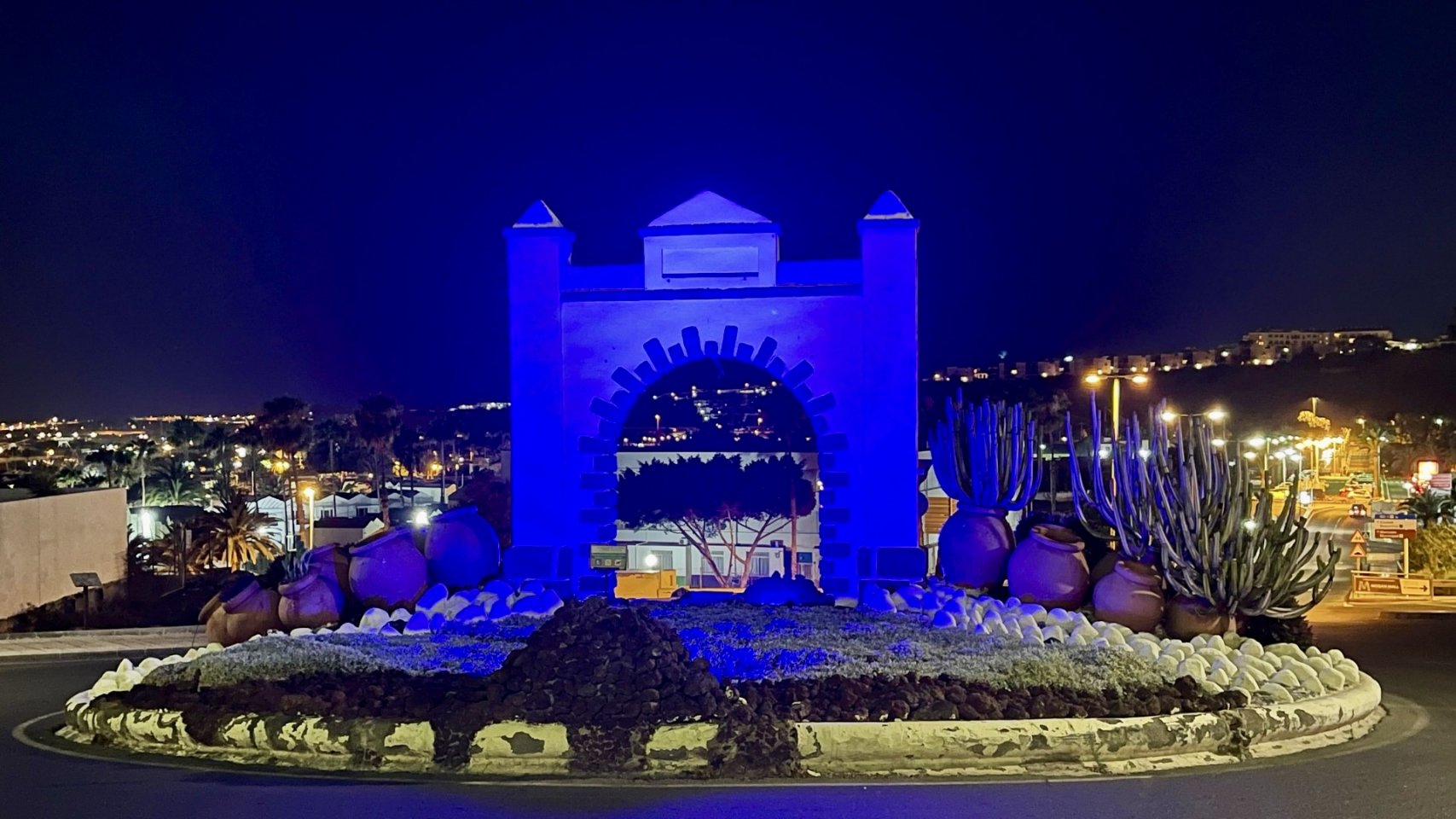 San Bartolomé de Tirajana ilumina Alejandro del Castillo de turquesa para visibilizar el lenguaje de signos