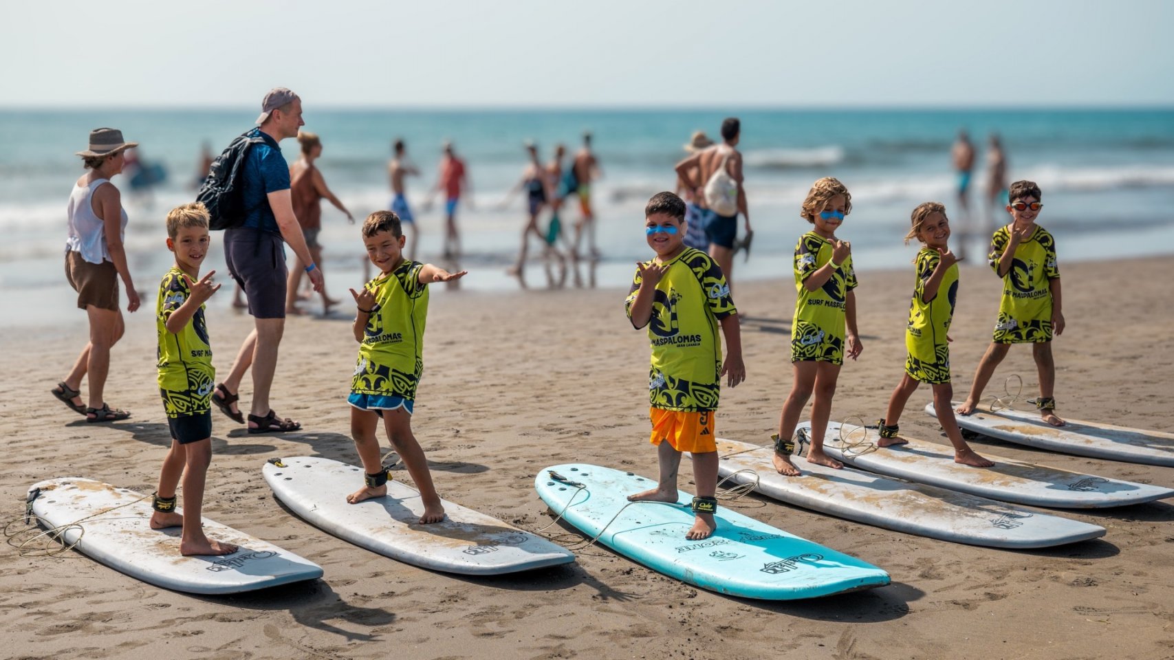 San Bartolomé de Tirajana impulsa el surf infantil con una jornada gratuita en Playa del Inglés