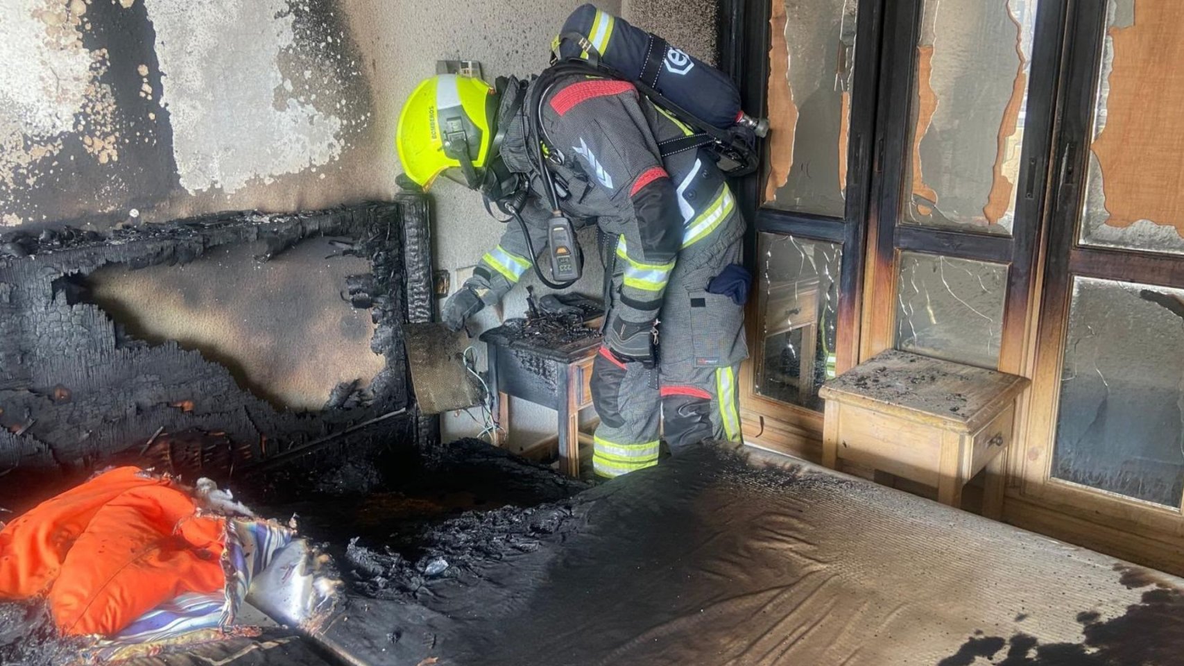 Un incendio en la octava planta del Hotel Lago Taurito moviliza a los bomberos en Mogán