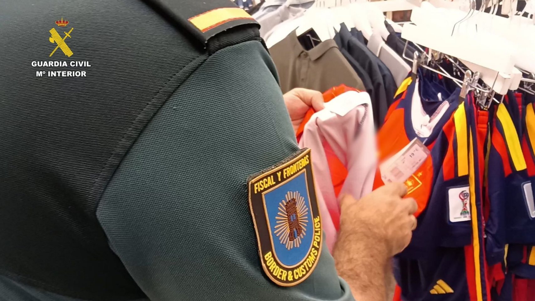 La Guardia Civil interviene más de 1.200 equipaciones falsas del Mundial 2026 en el sureste de Gran Canaria