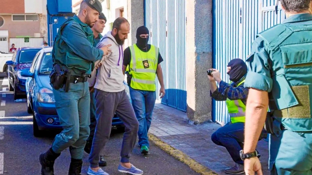 Agentes de la Guardia Civil conducen a un presunto yihadista en Vecindario para hacer un registro