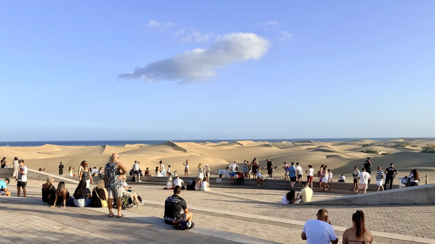 Las Dunas de Maspalomas refuerzan su vigilancia al atardecer con drones y avisos en tres idiomas