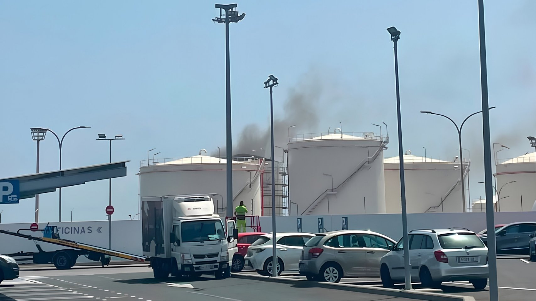 Explosión en un tanque de combustible de DISA en Telde: un muerto y dos heridos graves tras una deflagración