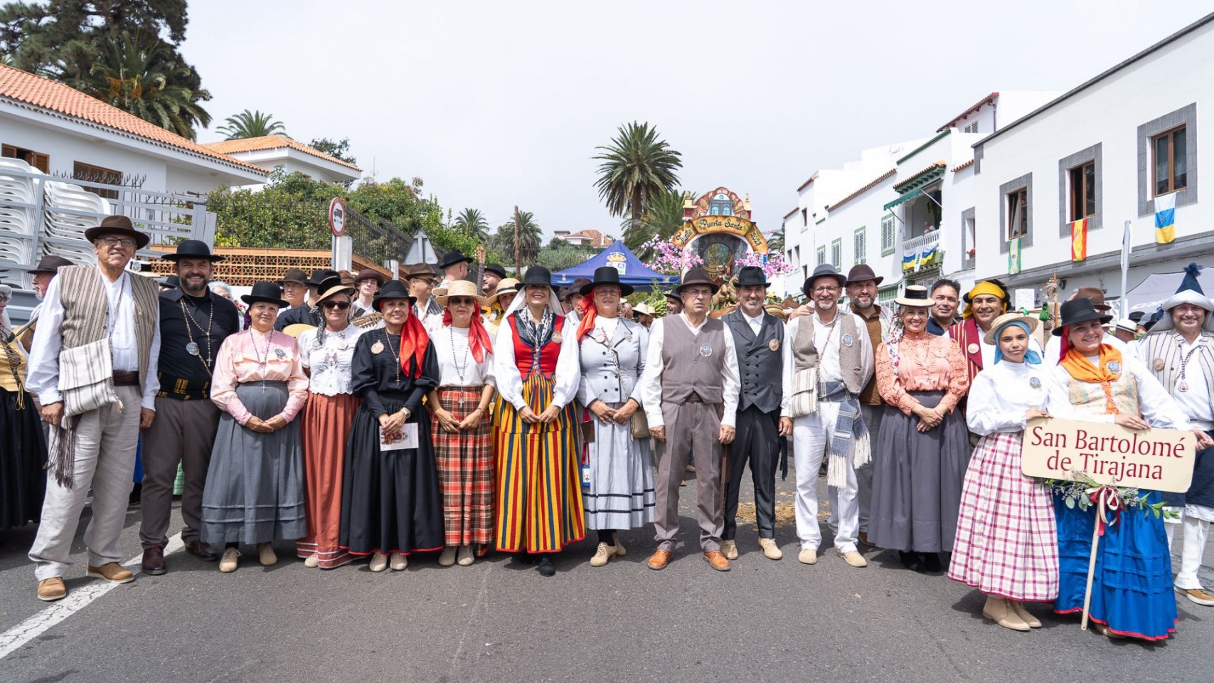 More than 300 people accompany a 1.000-kilo offering in San Bartolomé de Tirajana's participation in the Romería del Pino