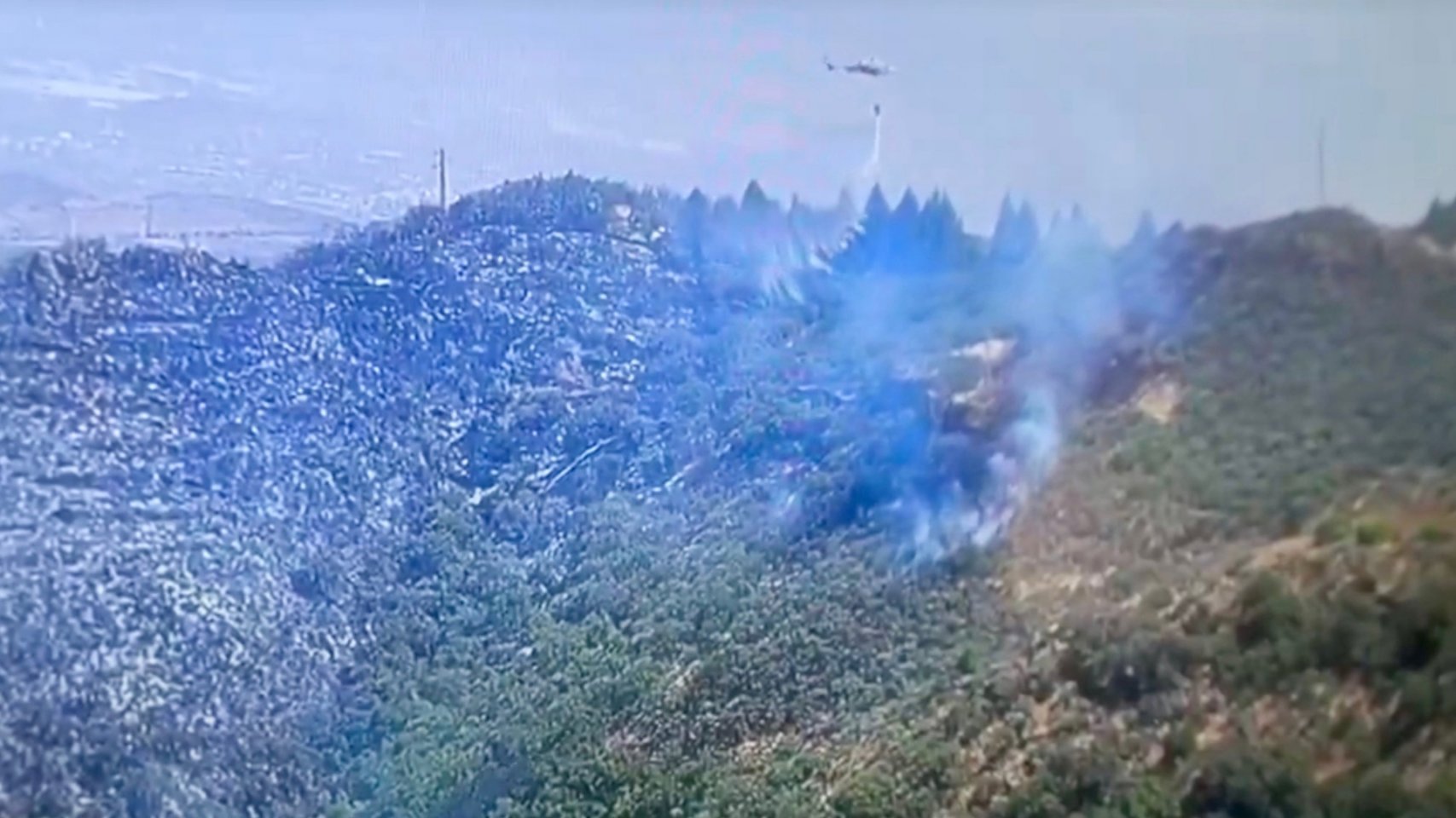 Cazadores vuelve a arder: más de 50 efectivos y cinco medios aéreos combaten un incendio de alto potencial