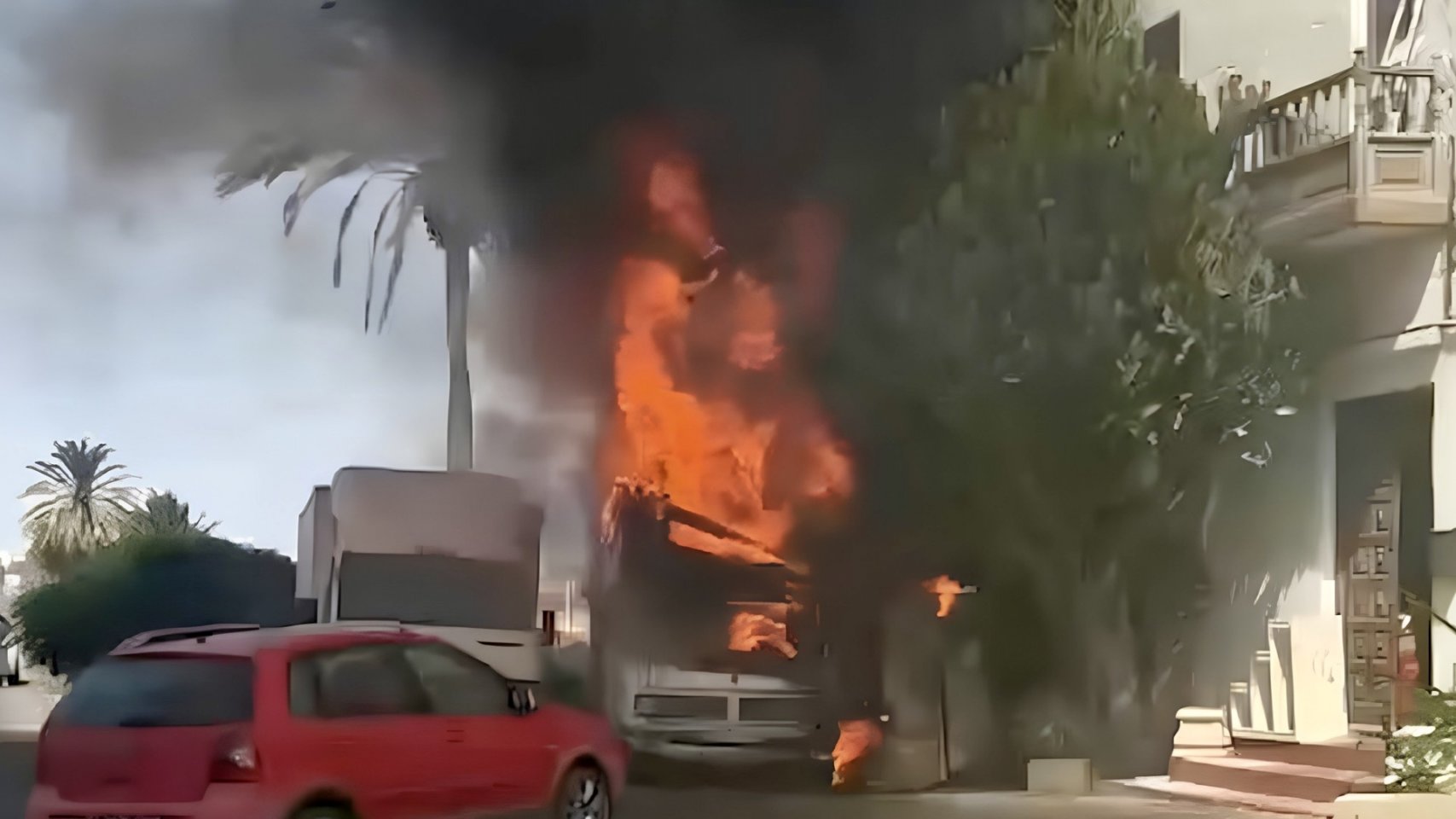 Incendio en Agüimes: arde una autocaravana junto al antiguo Museo de Las Rosas
