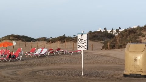 Carteles pintados indicando “Sex Zone”