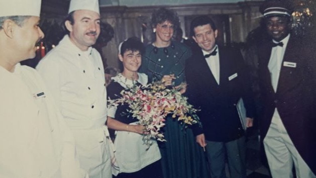 Rafael Expósito, junto al equipo del Hotel Riu Palace Maspalomas, durante su etapa como maitre en los 90