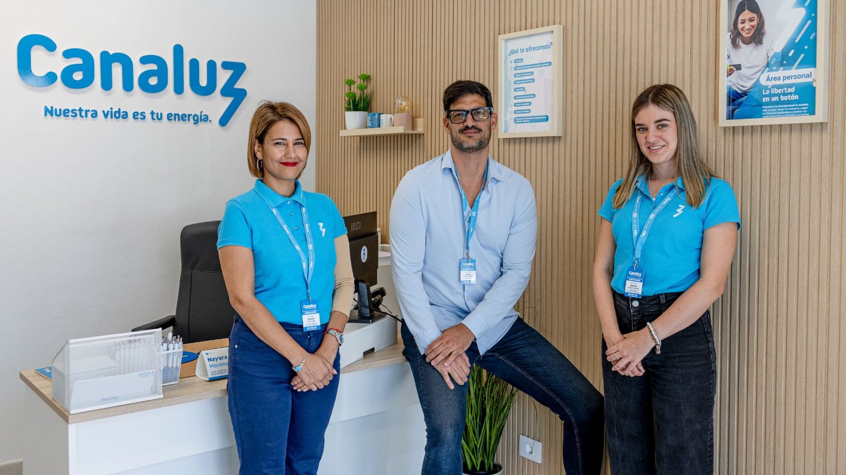 &ldquo;La mejor energ&iacute;a no es la m&aacute;s barata, sino la que mejor te trata,&rdquo; destacan desde el equipo de Canaluz Vecindario, Yesenia Garc&iacute;a (izda.), Javier S&aacute;nchez (centro) y Nayara Moreno (dcha.) FOTO: MARCOS DE RADA.