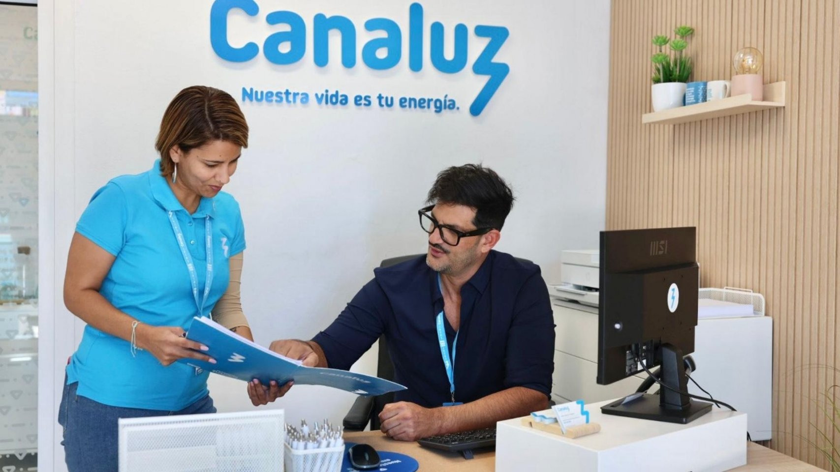 El equipo de Canaluz trabaja para ofrecer energía a precios competitivos, convirtiéndose en aliado estratégico de los sectores productivos del archipiélago.Foto: Marcos de Rada.